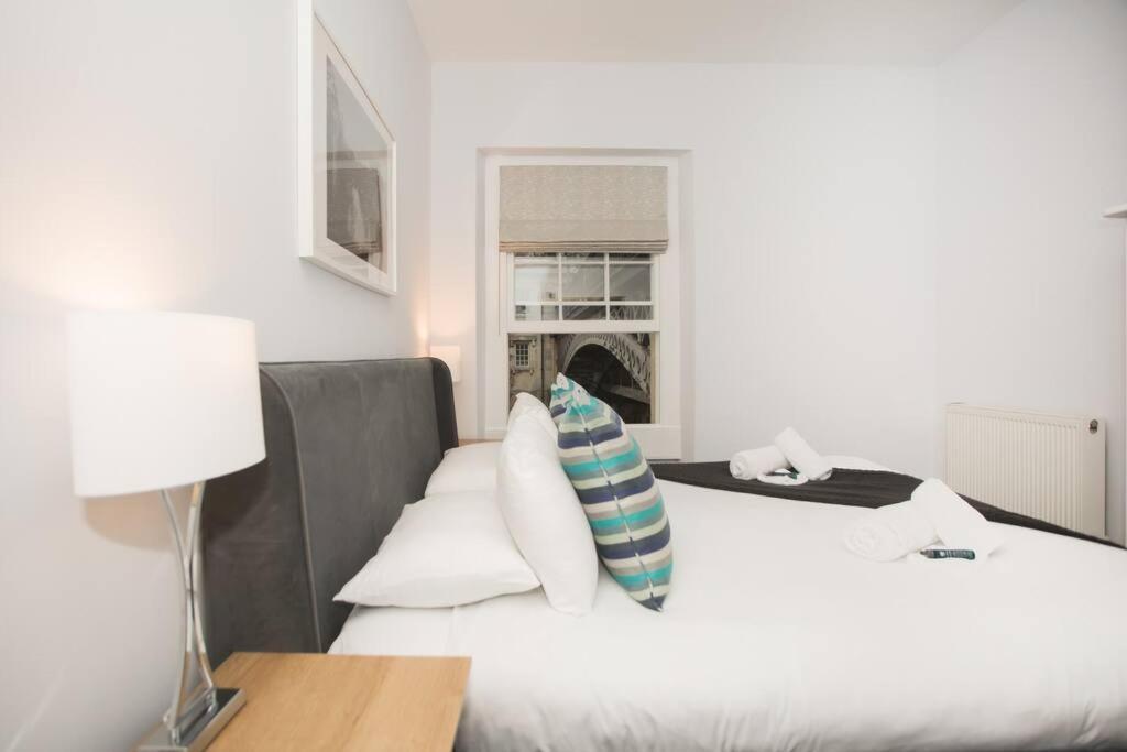 באת' River View House Cleveland Bridge מראה חיצוני תמונה