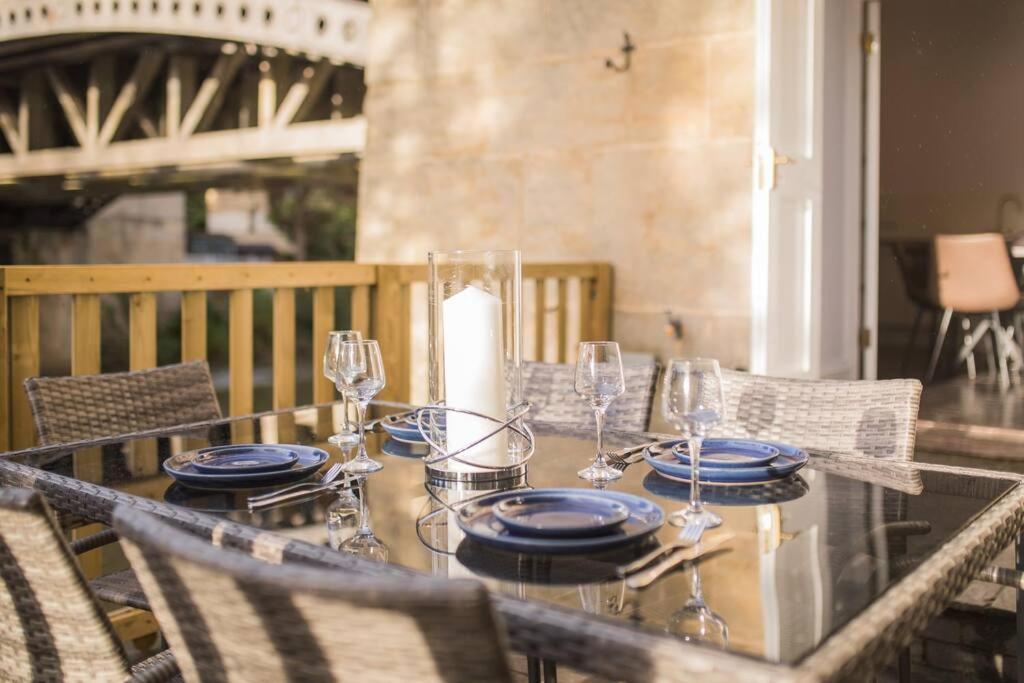 באת' River View House Cleveland Bridge מראה חיצוני תמונה